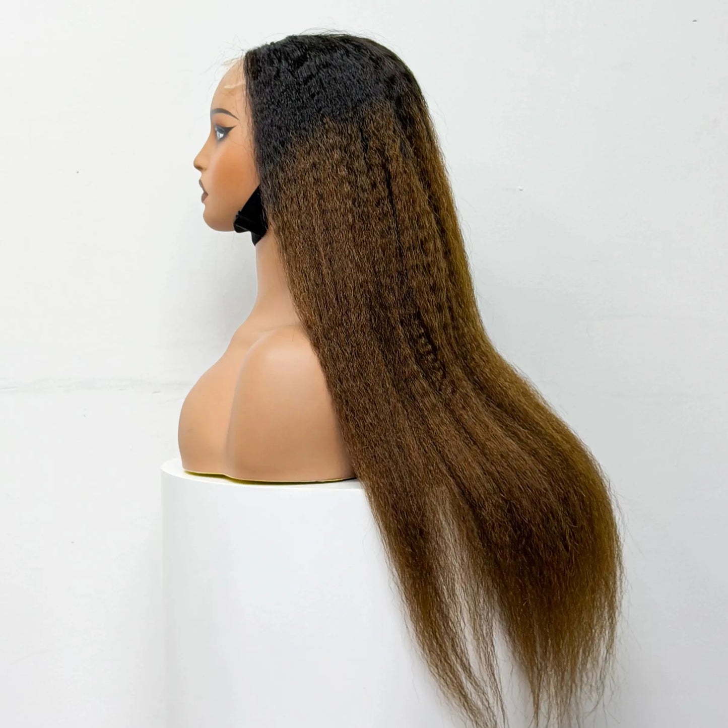 La Sublime Yaki — Perruque 5x5 HD Lace Closure Kinky Straight (Densité Suprême 300% - 28")